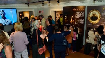 pessoas visitando a exposição #paratodosverem