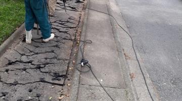 dois homens quebram asfalto de ciclovia com britadeira. #paratodosverem