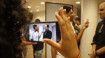 aluna filma com celular outro aluno fazendo entrevista #paratodosverem 