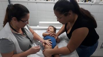 bebê é vacinado por técnica #pracegover