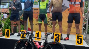 gilberto sousa posa para foto segurando troféu no primeiro lugar do pódio. #paratodosverem