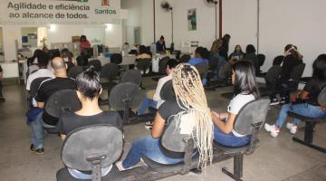 mulheres e homens estão sentados aguardando atendimento no Centro de Emprego. #paratodosverem