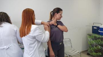 policial é vacinada no braço #paratodosverem