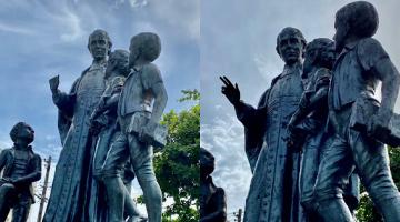 estátua com mão quebrada do lado esquerdo e a peça recuperada do lado direito. #paratodosverem