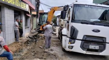 homens e caminhão atuando em obra #paratodosverem 