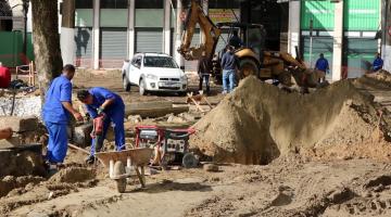 obra em via pública com operários trabalhando e carro sem adesivo de identificação parado próximo ao canteiro de obras. #paratodosverem