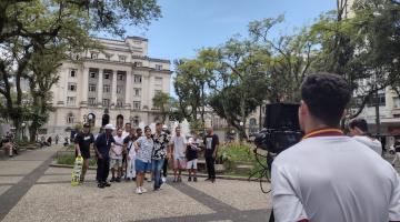 pessoa filma jovens na praça mauá #paratodosverem