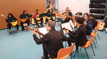 pessoas tocando violão #paratodosverem