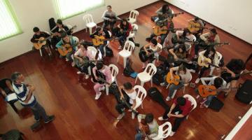 pessoas fazendo aula de violão #paratodosverem 