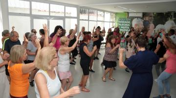 idosas dançando na aula #paratodosverem 