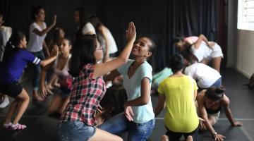 Jovens fazendo encenação teatral #paratodosverem