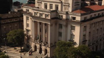 Foto aérea da fachada do paço municipal. #paratodosverem