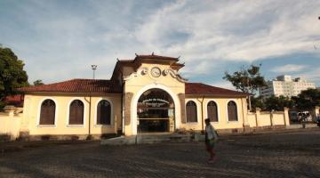 Antigo sobrado com seis janelas e uma porta ao centro. Acima da porta há um relógio. #paratodosverem