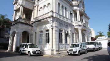 a fachada do fundo social com carros estacionados na frente. #paratodosverem 