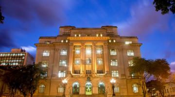 A fachada do Palácio José Bonifácio iluminada ao anoitecer. #Paratodosverem