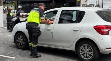 agente fala com motorista #paratodosverem