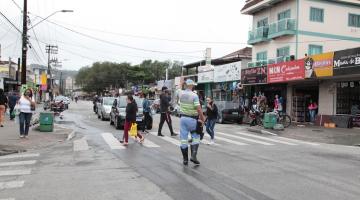 Agente para o trânsito para a passagem de pedestres #paratodosverem