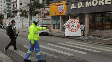 Campanha na orla de Santos reforça prioridade dos pedestres em faixas vivas 