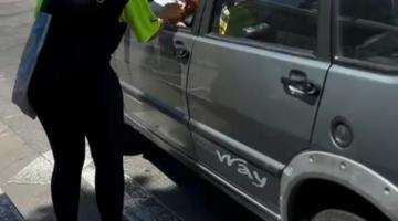 agente entrega panfleto a motorista #paratodosverem 