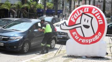 agente conversa com motorista #paratodosverem