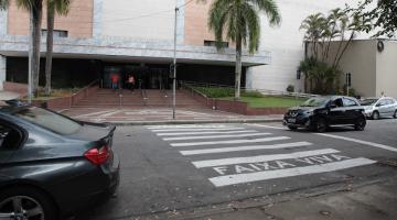 faixa viva em rua, com um carro à frente e um chegando próximo. #paratodosverem