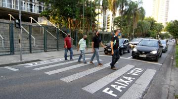 quatro homens atravessam faixa de pedestre com a inscrição faixa viva. #paratodosverem