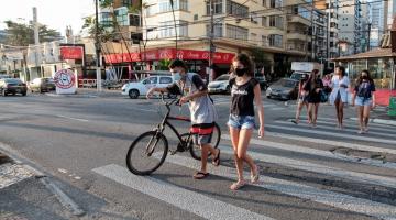 pessoas atravessando na faixa na avenida da praia #paratodosverem