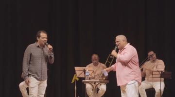músicos se apresentam em palco #paratodosverem 