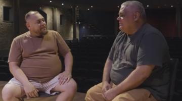 dois homens sentados e conversando. #paratodosverem