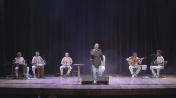 músicos se apresentam em palco #paratodosverem 