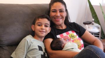 mulher abraça bebe e o filho #paratodosverem