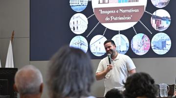 palestrante fala para auditório #paratodosverem 