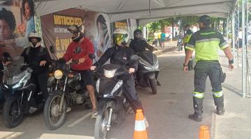 motociclistas sob tenda. #paratodosverem 