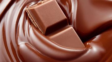 chocolate em meio a caldo de chocolate #paratodosverem 