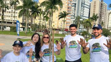 voluntários posam ao lado de árvore #paratodosverem