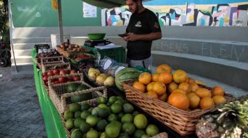 barraca de feira com fruta #paratodosverem