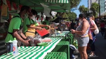 Clientes comprando produtos na feira livre #paratodosverem