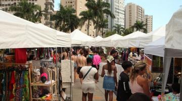 pessoas olhando produtos em feira #paratodosverem