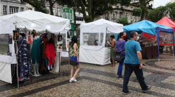 barracas montadas na praça mauá com pessoas circulando em torno. #paratodosverem