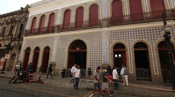 Fachada da casa da frontaria azulejada com pessoas na entrada. Barreiras e faixas limitam a entrada de visitantes por vez. #paratodosverem