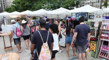 movimento de público em feira de artesanato ao ar livre.#paratodosverem