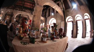 mulher olha produtos em barraca #paratodosverem