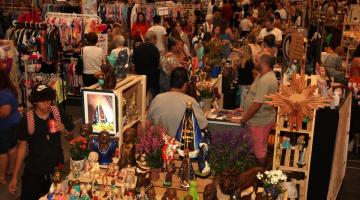 pessoas comprando na feira #paratodosverem