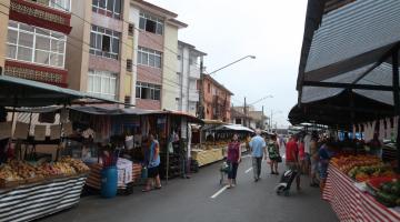 Feira livre com movimento baixo de pessoas. Imagem de arquivo #Paratodosverem