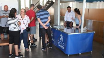 pessoas conhecendo nova barraca #paratodosverem