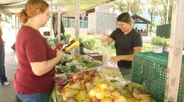 mulher comprando produto organico #paratodosverem 