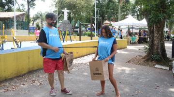 voluntários recolhendo lixo #paratodosverem