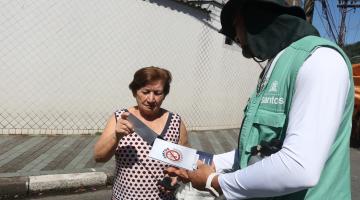 agente entrega panfleto a mulher #paratodosverem 