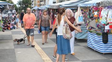 pessoas na Feirarte aparecida #paratodosverem