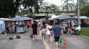 pessoas andando na feirarte #paratodosverem